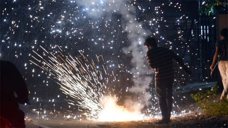 Delhi: దేశ రాజధానిలో ఏడాది పాటు బాణాసంచా కాల్చడం నిషేధం