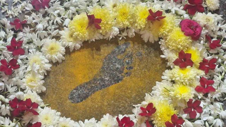 Strange Incident : మేకల్​ బండ శ్రీ నల్లపోచమ్మ దేవాలయంలో వింత ఘటన.. నేలపై అమ్మవారి పాద ముద్ర ప్రత్యక్షం