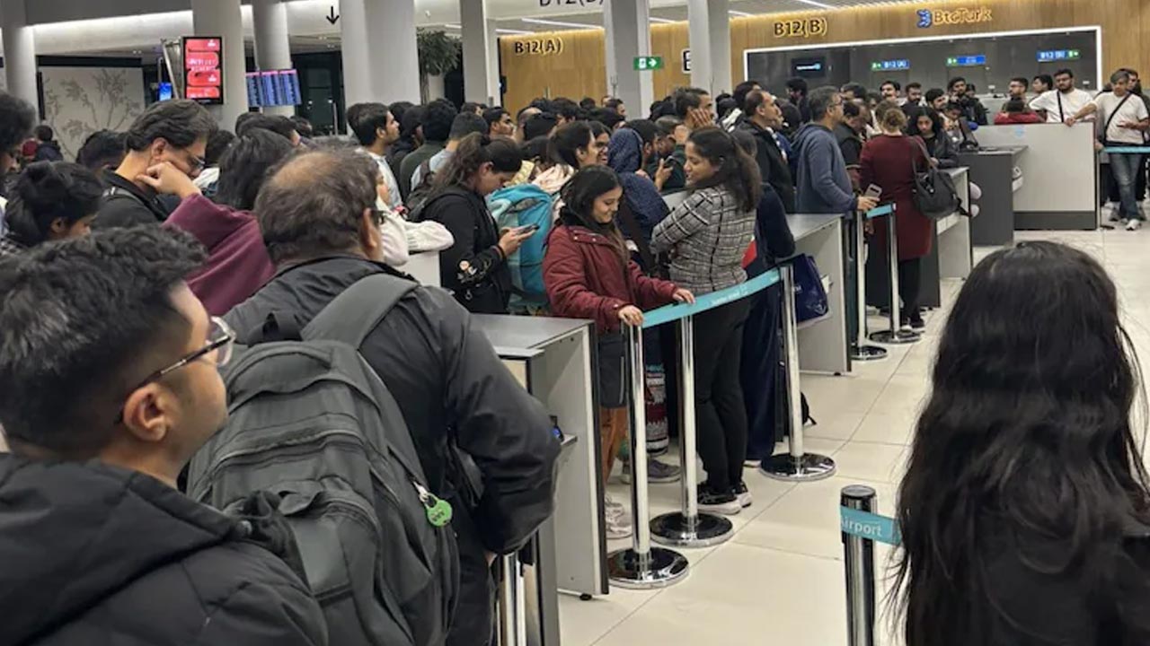 IndiGo Passengers: ఇస్తాంబుల్‌ ఎయిర్⁭పోర్టులో చిక్కుకుపోయిన 400 ప్రయాణికులు..