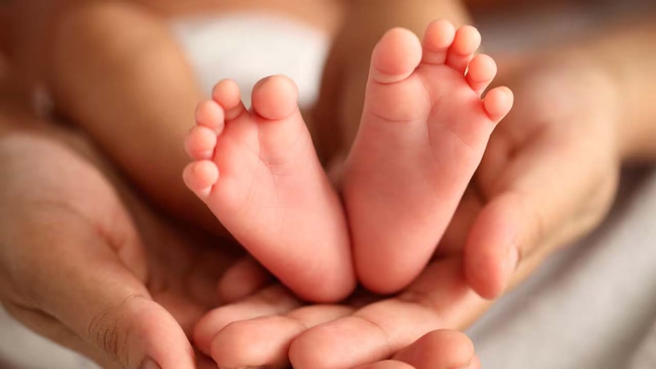 Woman Sold Her Child : భర్త అప్పు తీర్చేందుకు నెల రోజుల బిడ్డను అమ్మేసిన తల్లి.. ఎక్కడంటే?