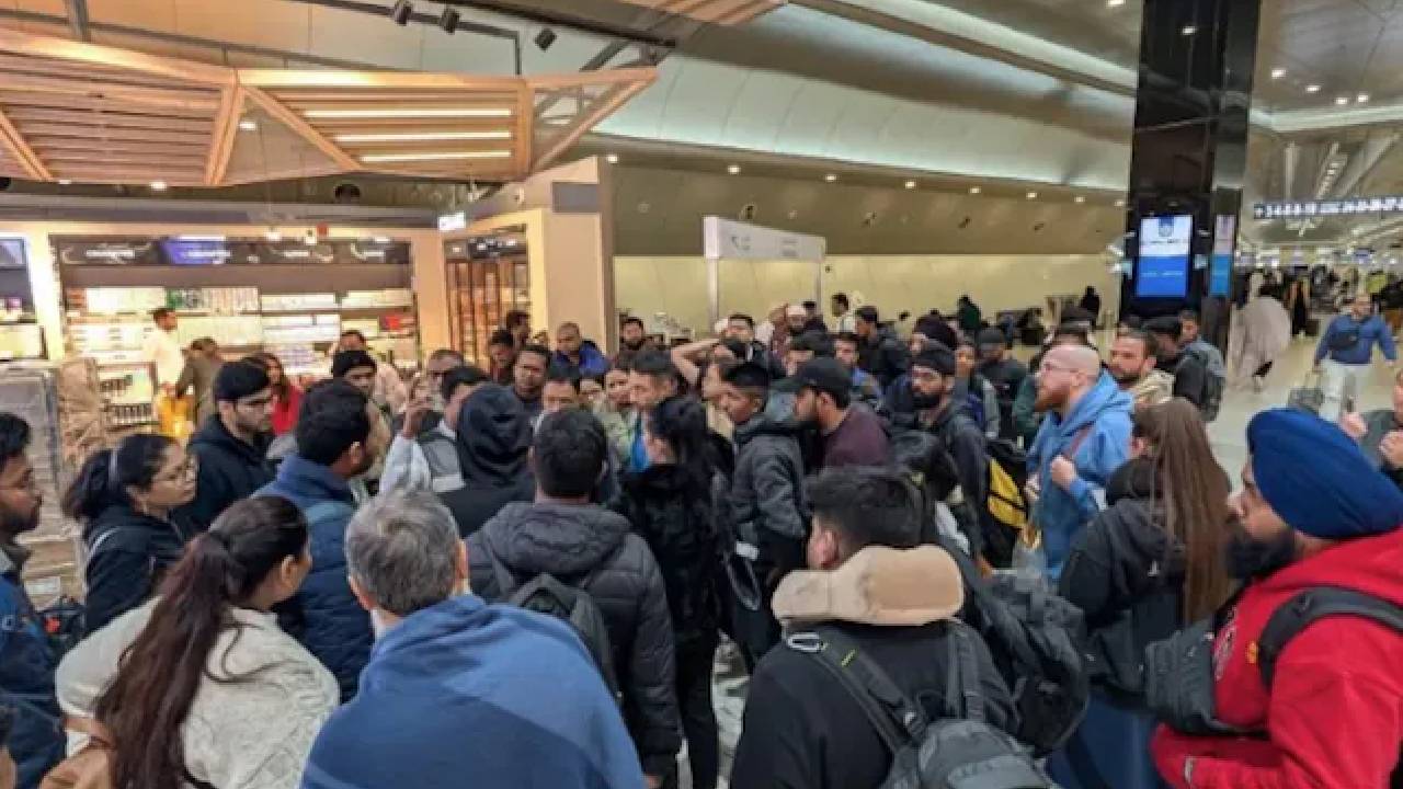Indian Passengers: ఆహారం, సాయం లేకుండా కువైట్ ఏయిర్‌పోర్టులో చిక్కుకున్న భారతీయ ప్రయాణికులు..