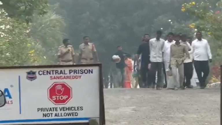 Lagacharla farmers: సంగారెడ్డి జైలు నుంచి విడుదలైన లగచర్ల రైతులు..