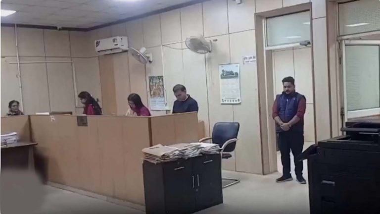 Noida: పనిలో నిర్లక్ష్యం.. ఉద్యోగులకు సీఈవో ఎలాంటి పనిష్మెంట్ ఇచ్చారంటే..!