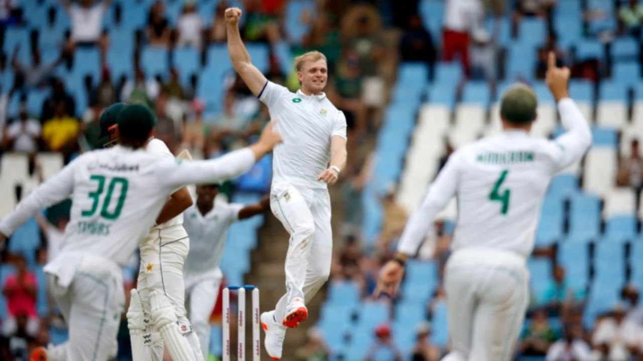 Corbin Bosch: డెబ్యూ మ్యాచ్‌లో మొదటి బంతికే వికెట్ తీసిన కొర్బిన్ బోష్..