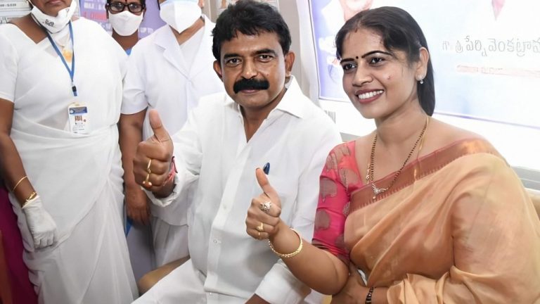 Perni Nani : మాజీ మంత్రి పేర్ని నాని, పేర్ని కిట్టులకు పోలీసుల నోటీసులు