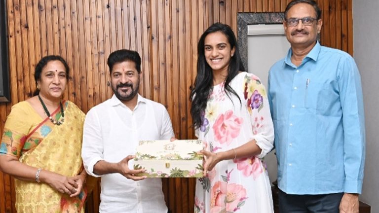 PV Sindhu : సీఎం రేవంత్‌ రెడ్డిని కలిసి తన వివాహానికి ఆహ్వానించిన పీవీ సింధు