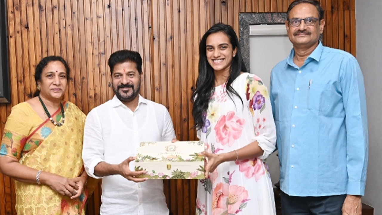 PV Sindhu : సీఎం రేవంత్‌ రెడ్డిని కలిసి తన వివాహానికి ఆహ్వానించిన పీవీ సింధు