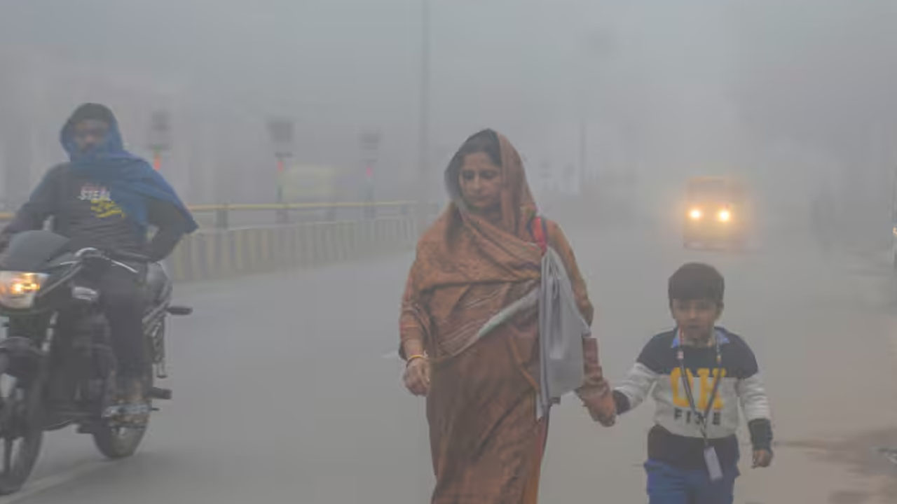 Hyderabad Weather: వణికిస్తున్న చలి.. రికార్డు స్థాయిలో పడిపోయిన ఉష్ణోగ్రతలు..