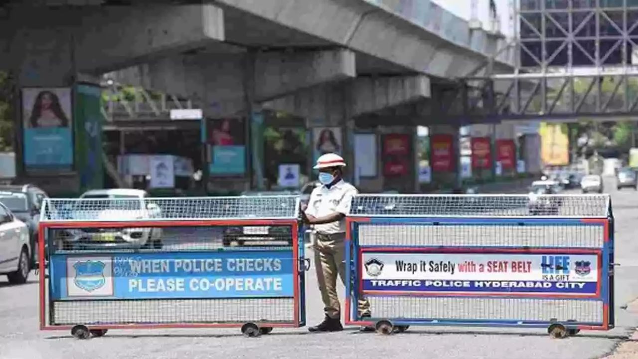 Traffic Rules In Hyderabad: హైదరాబాద్‌లో ట్రాఫిక్ ఆంక్షలు.. అతి చేసారో..?