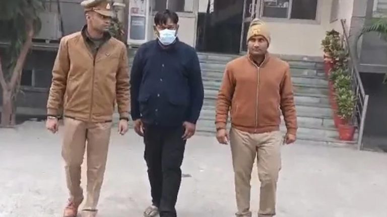 Spy Camera: యూపీలో టీచర్ల బాత్రూంలో స్పై కెమెరా.. స్కూల్ డైరెక్టర్‌ అరెస్ట్!