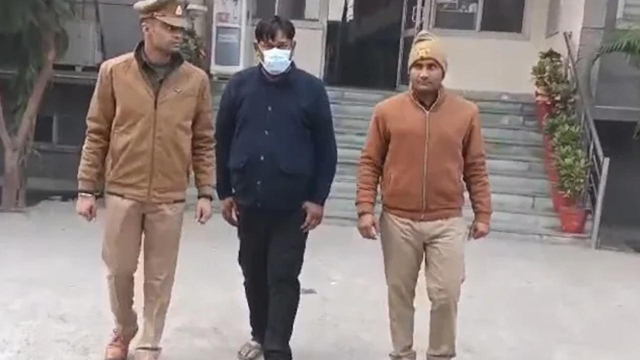 Spy Camera: యూపీలో టీచర్ల బాత్రూంలో స్పై కెమెరా.. స్కూల్ డైరెక్టర్‌ అరెస్ట్!