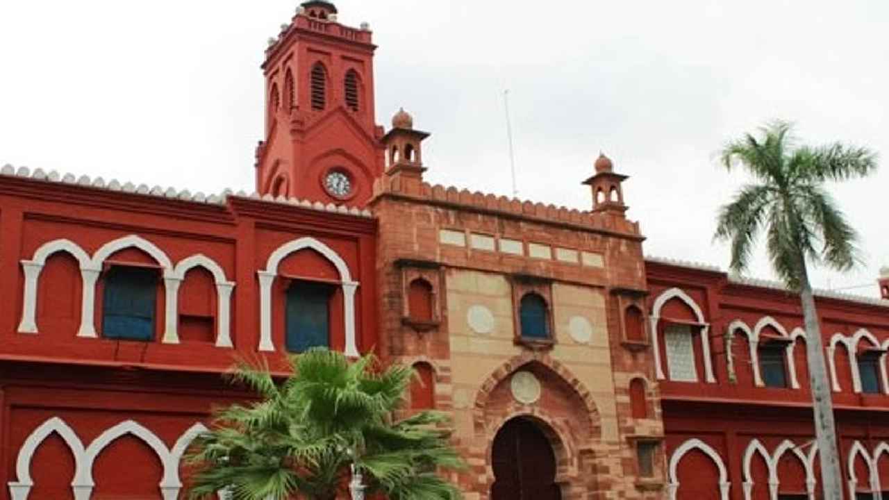 AMU: ప్రధాని మోడీ, సీఎం యోగిపై అసభ్యకరమైన వ్యాఖ్యలు.. టీచర్ అరెస్ట్..