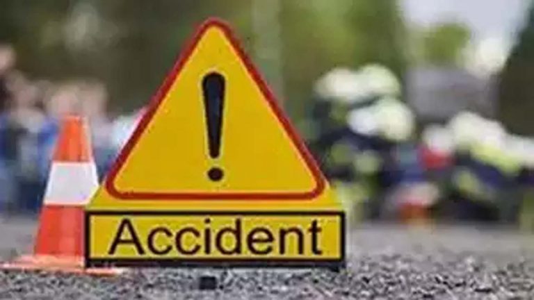 Road Accident: చిత్తూరు సమీపంలో ఘోర రోడ్డు ప్రమాదం.. నలుగురి మృతి, 13 మందికి గాయాలు!