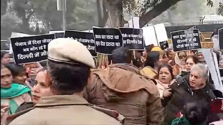 Arvind Kejriwal: ఢిల్లీ మహిళల్ని మోసం చేయొద్దు.. కేజ్రీవాల్ ఇంటి ముందు పంజాబ్ మహిళల ఆందోళన..