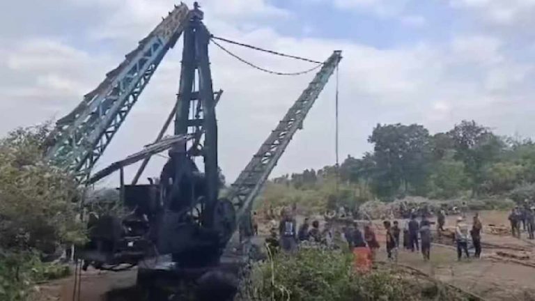 Assam: ముంచెత్తిన వరద.. “ర్యాట్ హోల్” బొగ్గు గనిలో చిక్కుకున్న 18 మంది కార్మికులు..