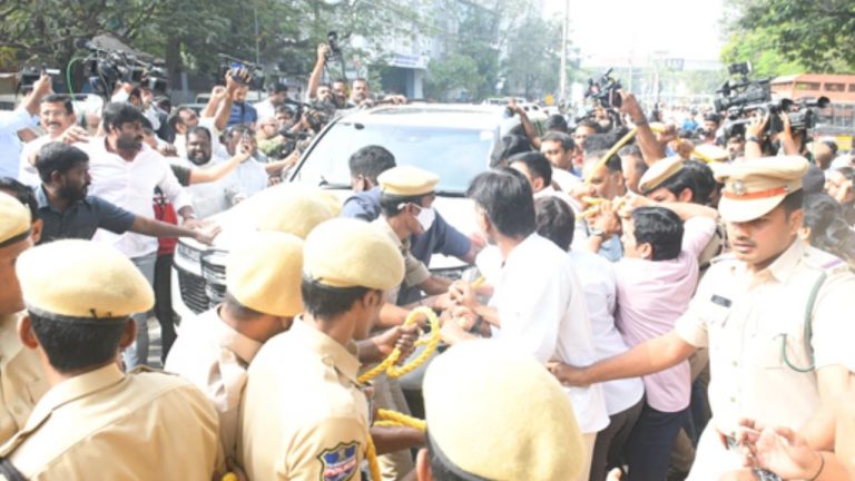 KTR-ED: ఈడీ కార్యాలయం వద్ద ఉద్రిక్తత.. బీఆర్‌ఎస్‌ కార్యకర్తలు అరెస్ట్‌!