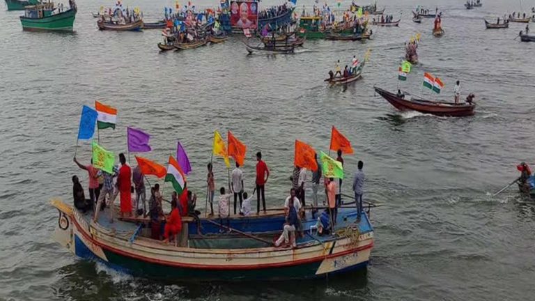 Boat Races: కేరళను తలపించేలా ఆత్రేయపురంలో పడవల పోటీలు..
