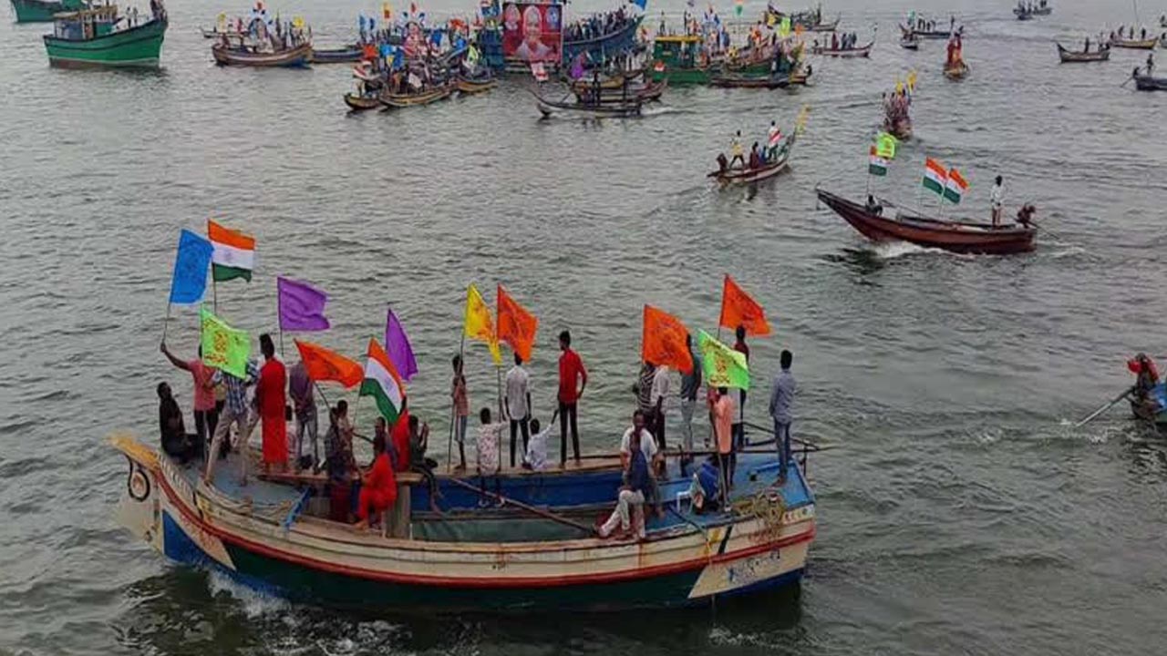 Boat Races: కేరళను తలపించేలా ఆత్రేయపురంలో పడవల పోటీలు..