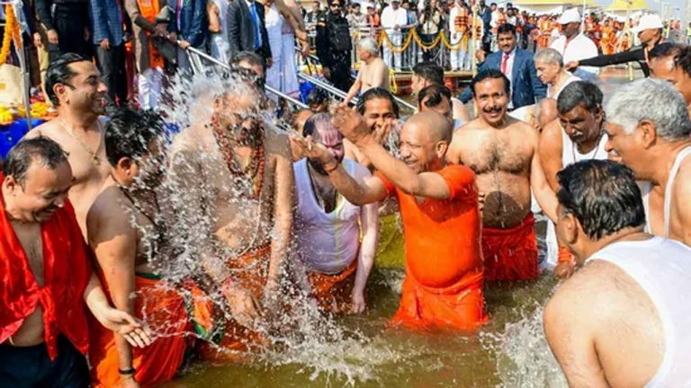 Maha Kumbh Mela 2025: స్నానం ఆచరించిన యూపీ కేబినెట్.. కొద్దిసేపు జలకలాట