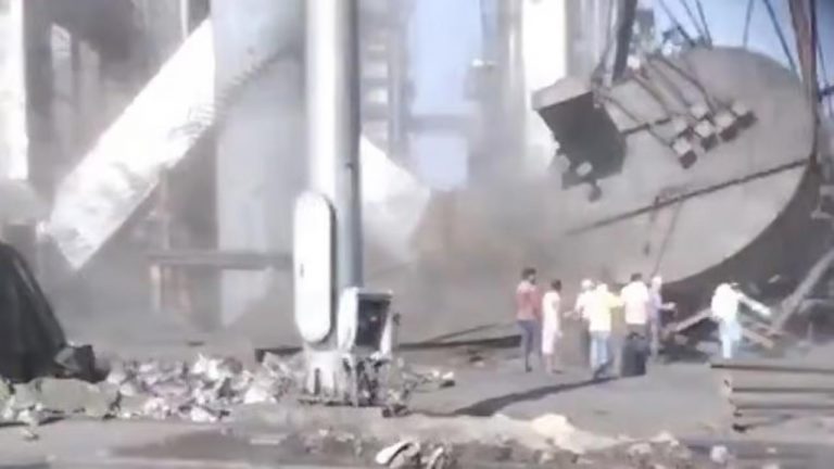 Chhattisgarh: కూలిన చిమ్మీ.. నలుగురి మృతి.. శిథిలాల కింద చిక్కుకున్న 30 మంది