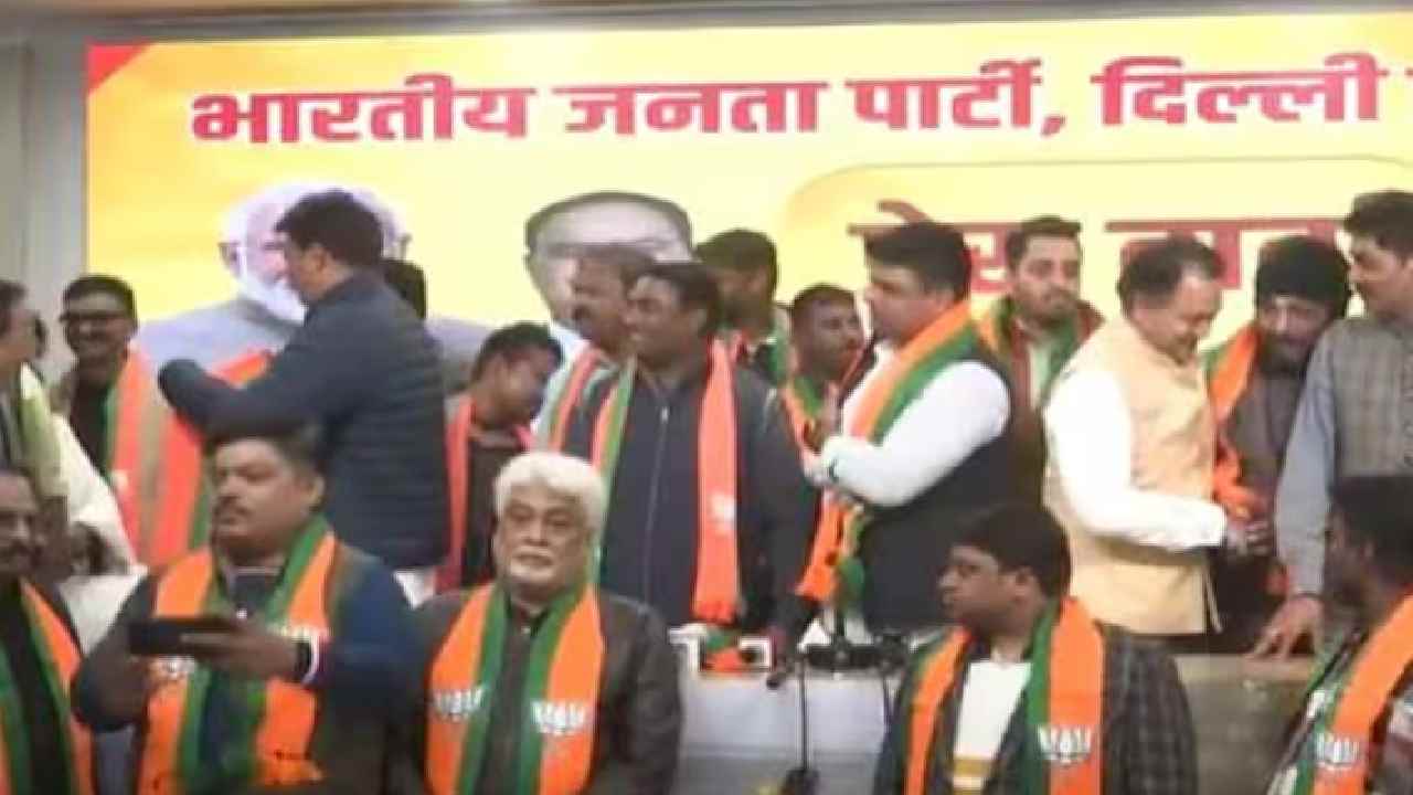 Delhi: ఎన్నికల ముందు ఆప్‌కి భారీ షాక్.. బీజేపీలో 100కి పైగా చేరికలు..