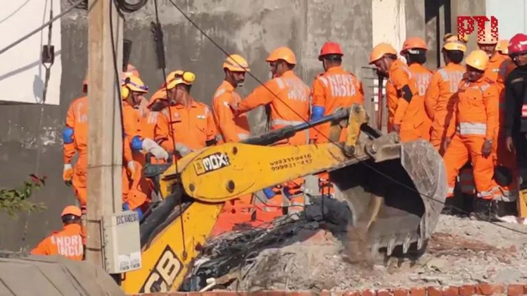Delhi: ఢిల్లీలో కూలిన భవనం.. ముగ్గురు మృతి.. కొనసాగుతున్న రెస్క్యూ ఆపరేషన్