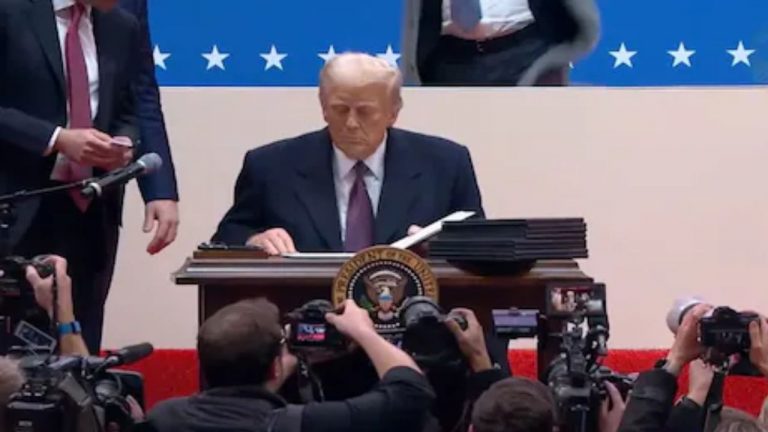 Donald Trump: తనదైన మార్క్ పాలనను మొదలెట్టిన ట్రంప్.. పౌరసత్వంపై కొత్త ఉత్తర్వులు!