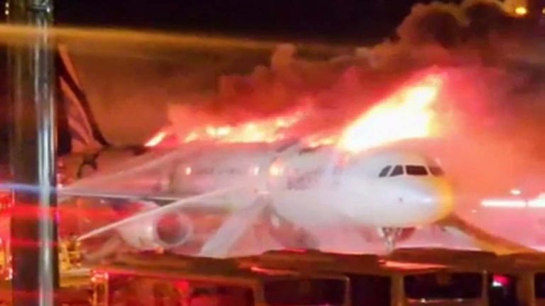 South Korea: తప్పిన ఘోర ప్రమాదం.. విమానంలో మంటలు.. ఆర్పేసిన ఫైర్ సిబ్బంది