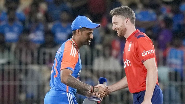 Ind vs Eng 3rd T20: టాస్ గెలిచి బౌలింగ్ ఎంచుకున్న భారత్.. సీనియర్ పేసర్ వచ్చేశాడు