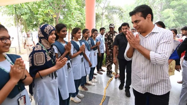 KTR: మహాత్మా గాంధీ యూనివర్సిటీకి కేటీఆర్.. విద్యార్థులు వినతి పత్రం