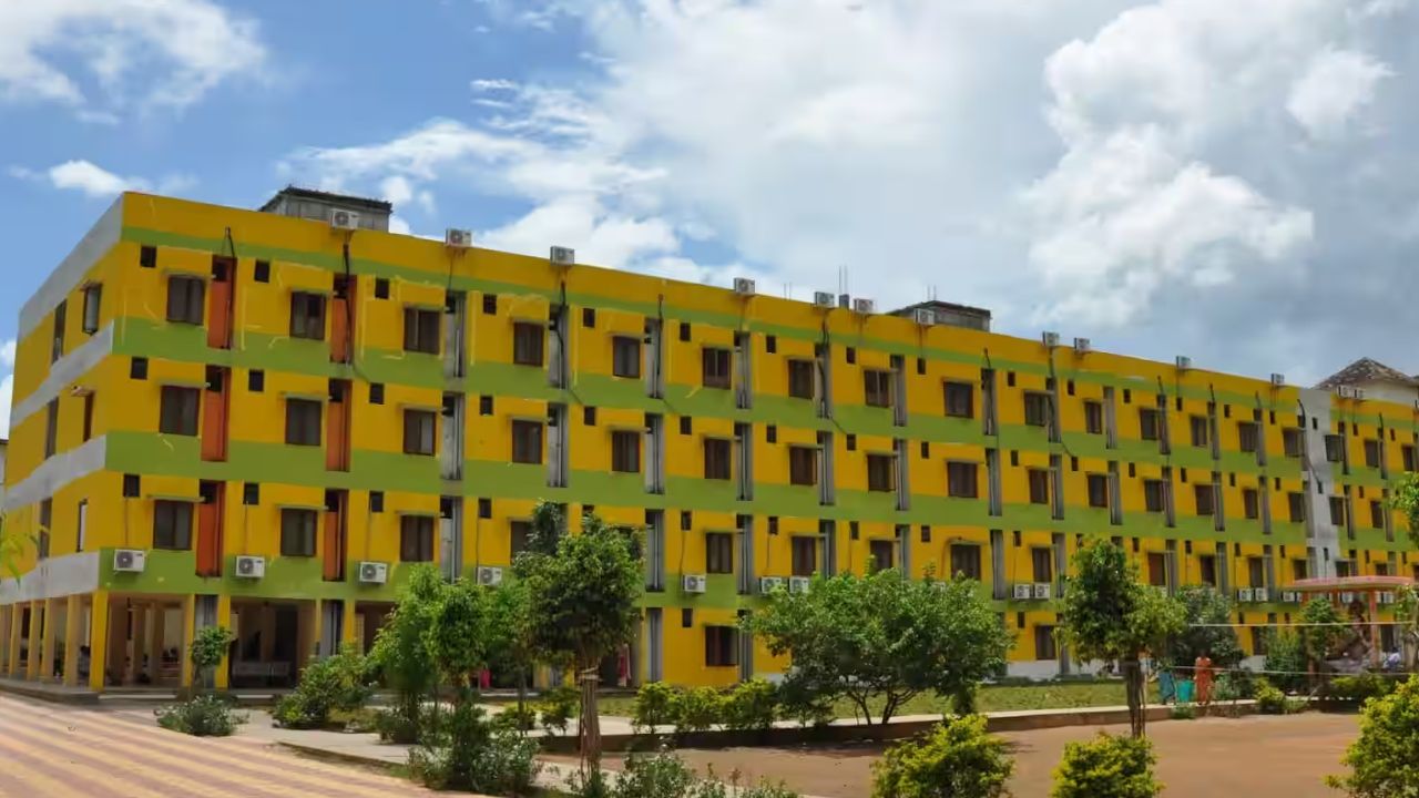 Sri Chaitanya College: అర్ధరాత్రి విద్యార్థిని బయటికి పంపిన శ్రీ చైతన్య కళాశాల యాజమాన్యం!