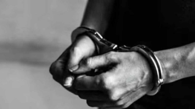 Teacher elopes with student: మైనర్ విద్యార్థినితో పారిపోయిన ట్యూషన్ టీచర్..