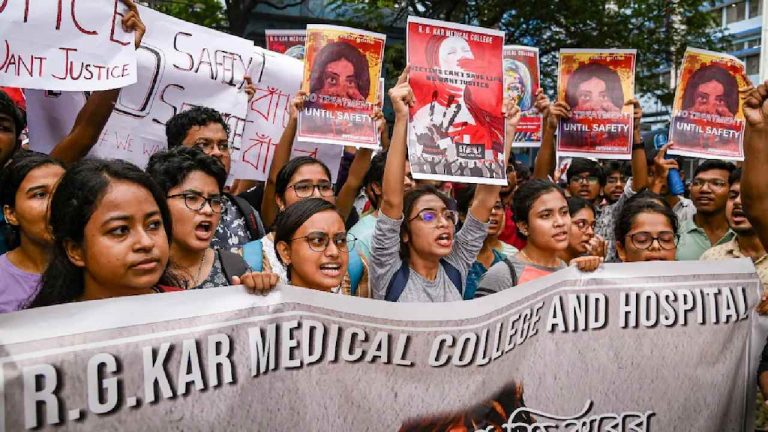 Kolkata Doctor Case: ‘‘ ఒక్కరు కాదు, నలుగురు నిందితులు’’.. ట్రైనీ డాక్టర్ తండ్రి సంచలన ఆరోపణ..