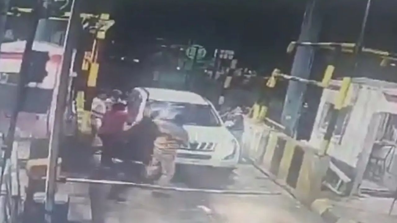 AP News: తనిఖీ చేస్తుండగా.. కానిస్టేబుళ్ల పైనుంచి దూసుకెళ్లిన కారు!