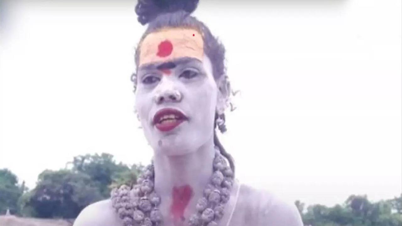 Lady Aghori: కరీంనగర్ బైపాస్ రోడ్డులో అఘోరీ హల్‌చల్..