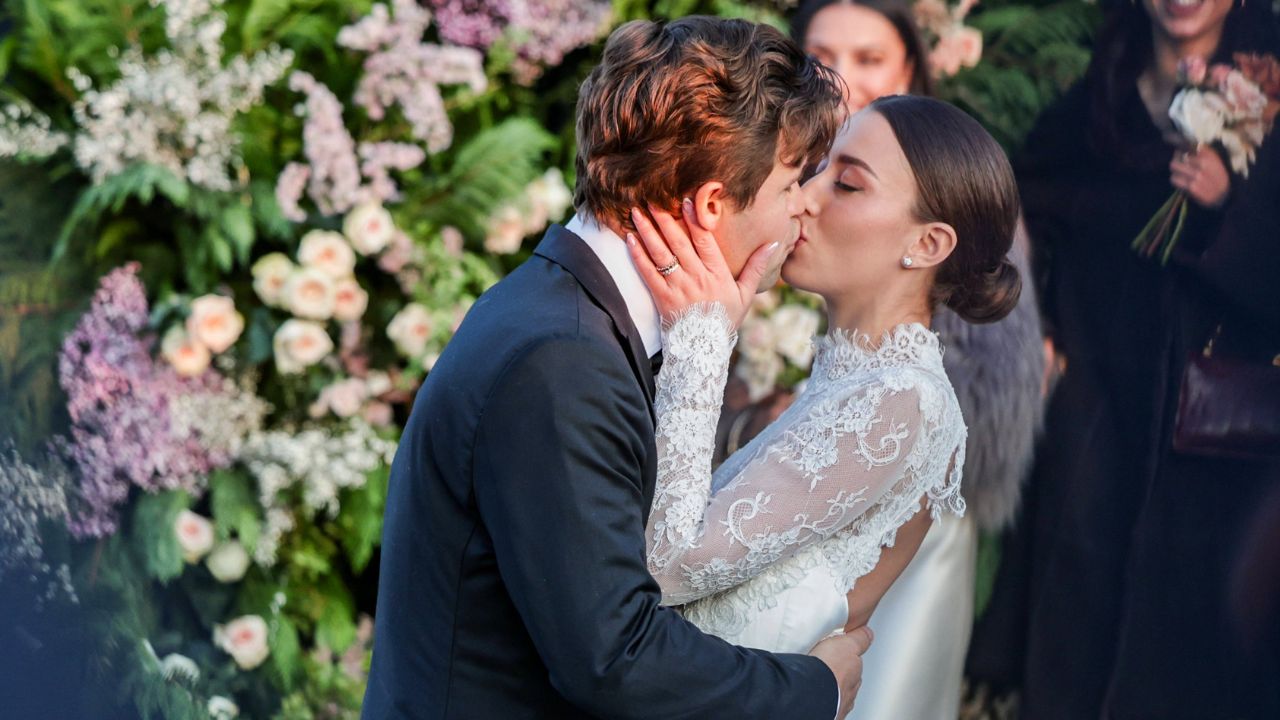 Magnus Carlsen Wedding: గర్ల్‌ఫ్రెండ్ ఎల్లాను పెళ్లాడిన చెస్‌ ప్రపంచ నంబర్‌వన్‌ మాగ్నస్‌ కార్ల్‌సన్‌!