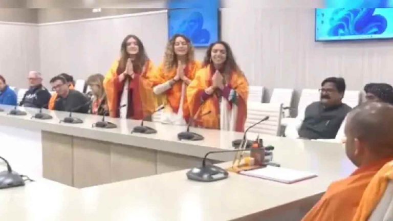 Mahakumbh Mela: సీఎం యోగితో ఇటలీ బృందం భేటీ.. ఎంత చక్కగా “రామభజన” పాడారో చూడండి..