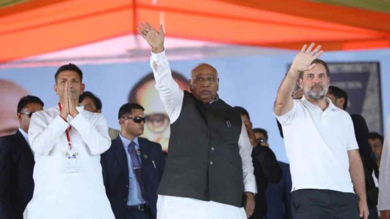 Mallikarjun Kharge: గంగా నదిలో స్నానాలు చేస్తే పేదరికం పోతుందా.? ఇఫ్తార్ విందుతో బీజేపీ రిప్లై..