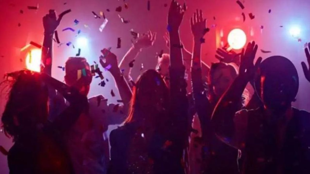 Rave Party: గోదావరి జిల్లాలో రేవ్ పార్టీల కలకలం.. అర్ధనగ్న దుస్తులతో మహిళల డాన్సులు!