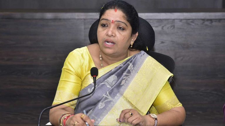 Minister Gummadi Sandhya Rani: రోడ్లు వేయకుండా అడ్డుకుంటే వదిలేది లేదు… మంత్రి వార్నింగ్‌