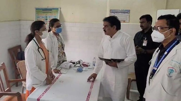 Minister Nadendla Manohar: ప్రభుత్వ ఆస్పత్రిలో మంత్రి మనోహర్‌ ఆకస్మిక తనిఖీలు.. వైద్య సిబ్బంది ఆగ్రహం..