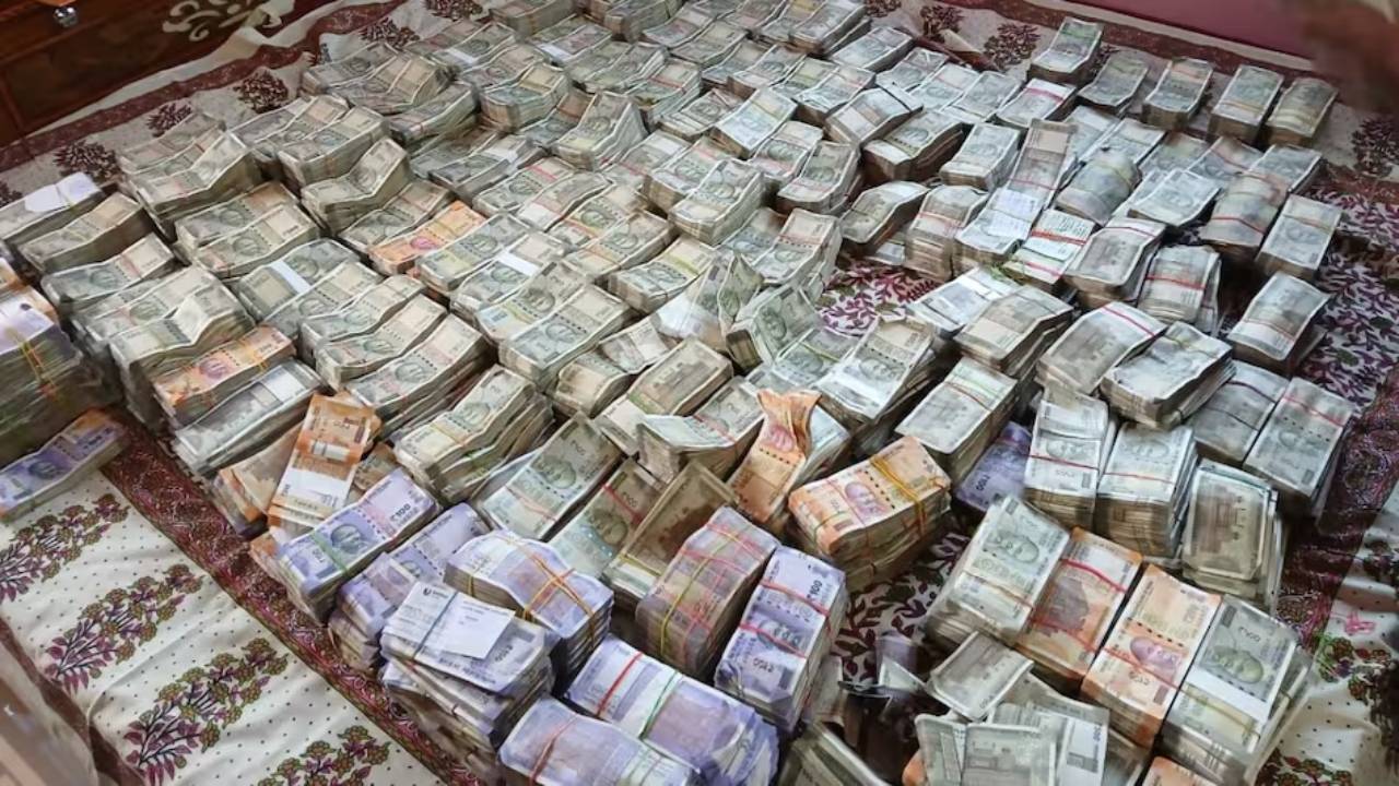 Bihar : డబుల్ కాట్ బెడ్ కూడా సరిపోలేదు.. బీహార్ లో కట్టలు కూడబెట్టిన ప్రభుత్వ అధికారి