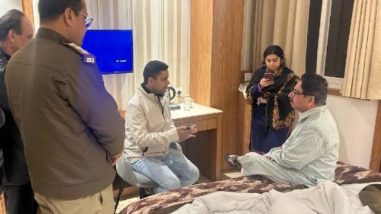 Uttarpradesh : హోటల్‌లో డాక్టర్‌ డిజిటల్‌ అరెస్టు.. రూ.50లక్షలు పోకుండా కాపాడిన పోలీసులు