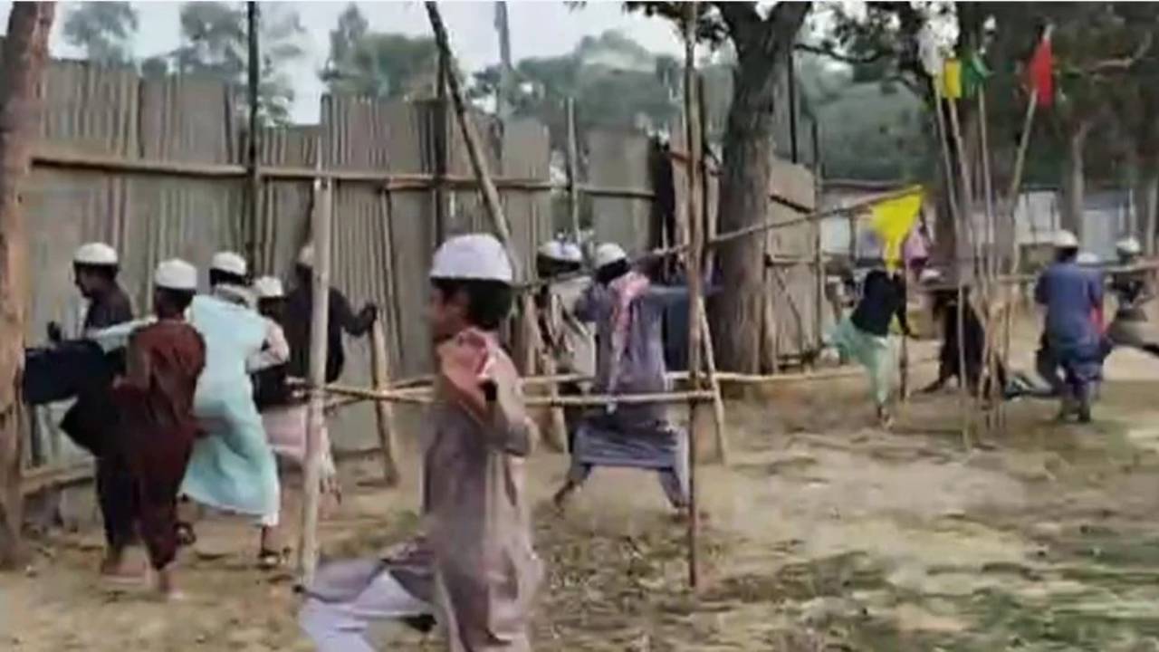 Bangladesh : బంగ్లాదేశ్‌లో అమ్మాయిలు ఫుట్‌బాల్ ఆడడం పై గొడవ.. గ్రౌండ్ లో విధ్వంసం