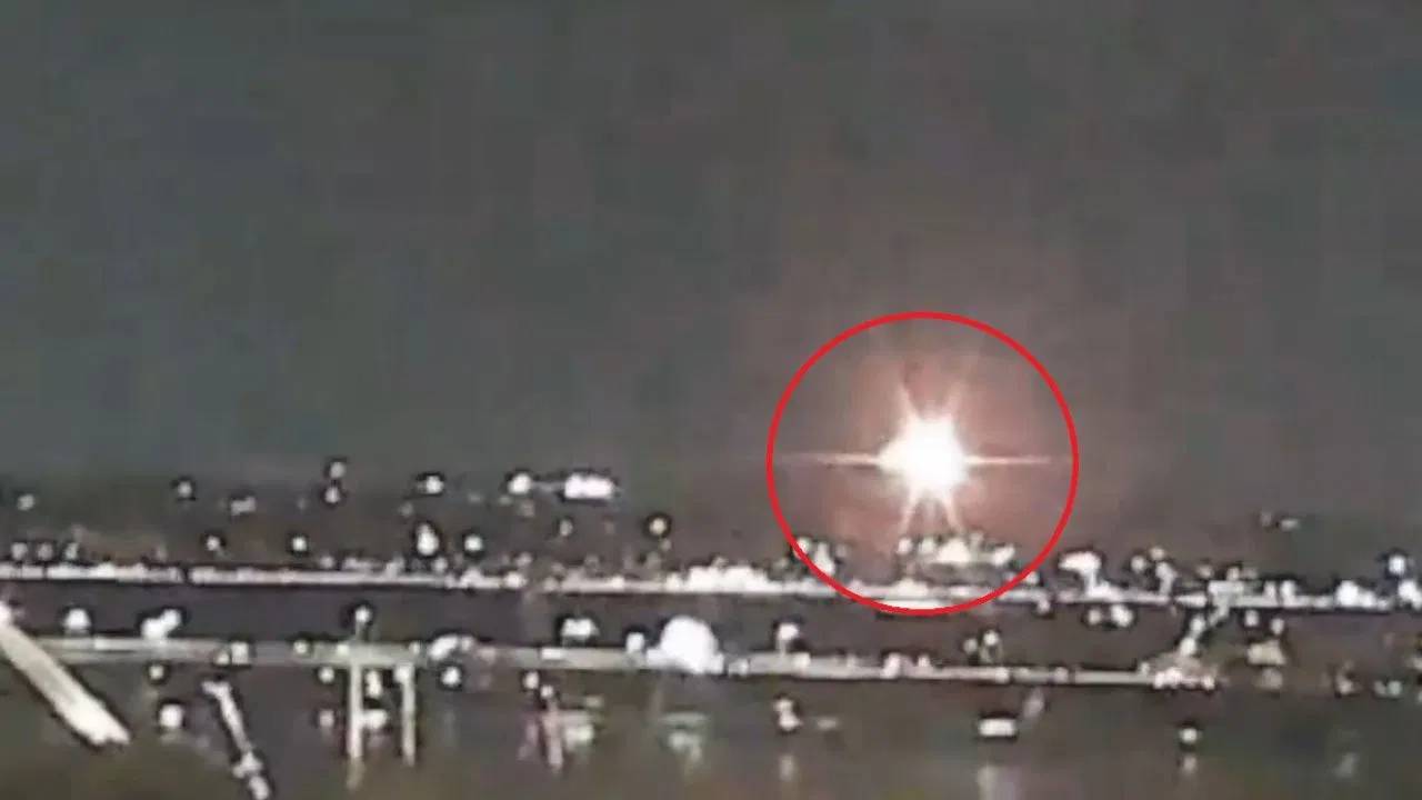 America : అమెరికాలో పెను ప్రమాదం.. ల్యాండింగ్ సమయంలో హెలికాప్టర్‌ను ఢీకొట్టిన విమానం