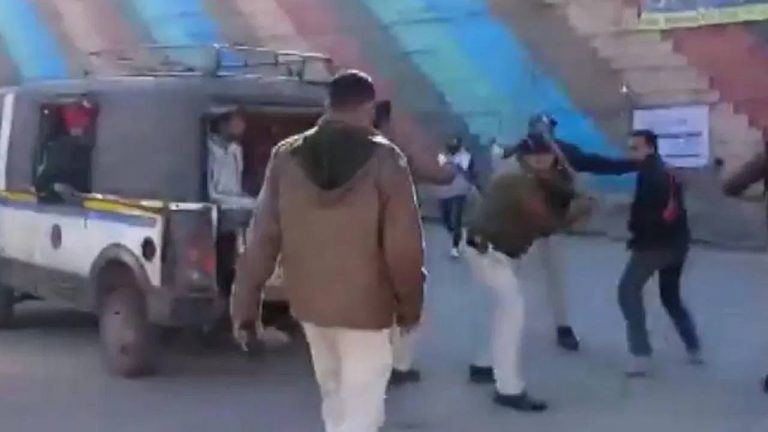 Bhopal Gas Tragedy : ‘భోపాల్ గ్యాస్ దుర్ఘటన వ్యర్థాలను కాల్చడానికి అనుమతించం’..ఇండోర్ లోపోలీసులు లాఠీఛార్జ్