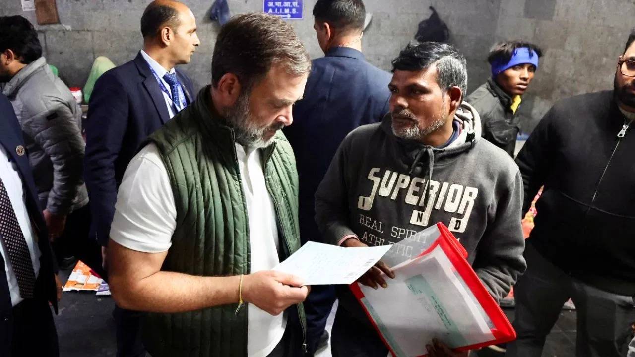 Rahul Gandhi : ఢిల్లీ ఎయిమ్స్ వెలువల రోగులను కలిసిన రాహుల గాంధీ.. ఇంతకీ ఏమైందంటే ?