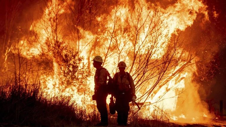 California Fire: లాస్ ఏంజిల్స్‌లోని శాంటా క్లారిటాలో మంటలు.. ఇళ్లను వదిలిపెట్టిన 19 వేల మంది ప్రజలు