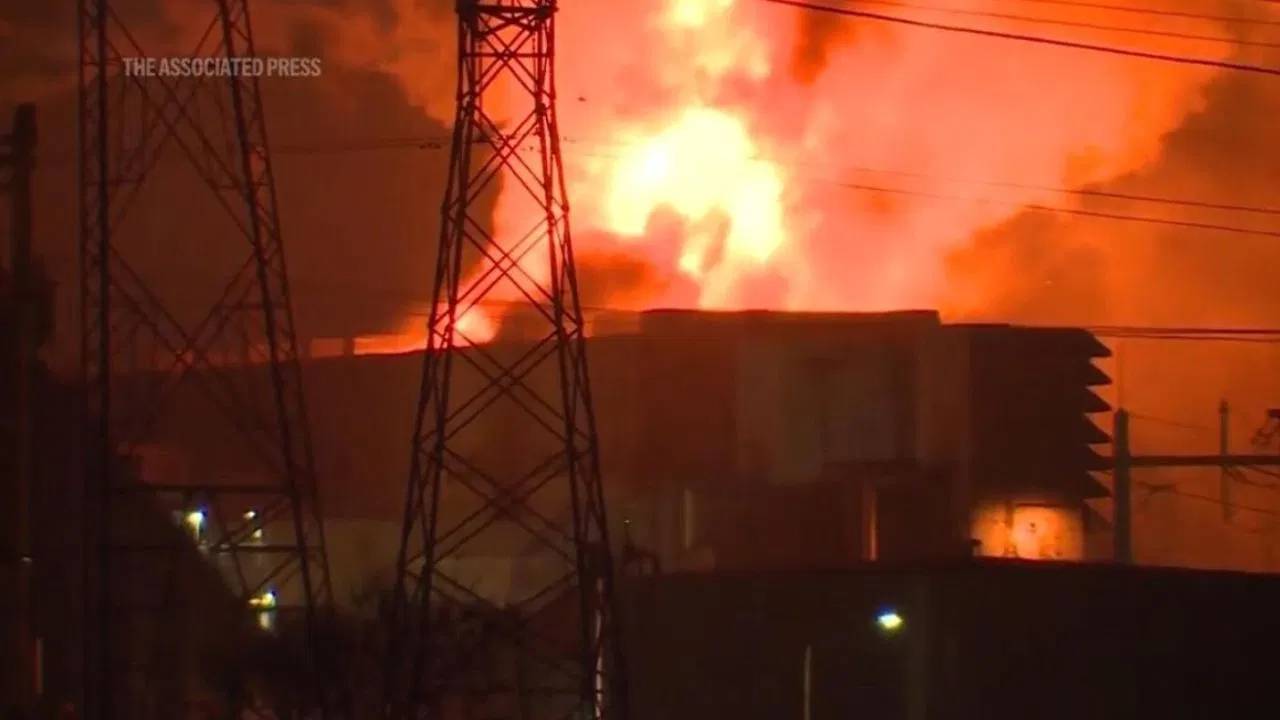 Fire Accident : అమెరికాను వెంటాడుతున్న అగ్ని ప్రమాదాలు.. కాలిఫోర్నియాలోని అతిపెద్ద బ్యాటరీ స్టోరేజ్ ప్లాంట్ లో మంటలు