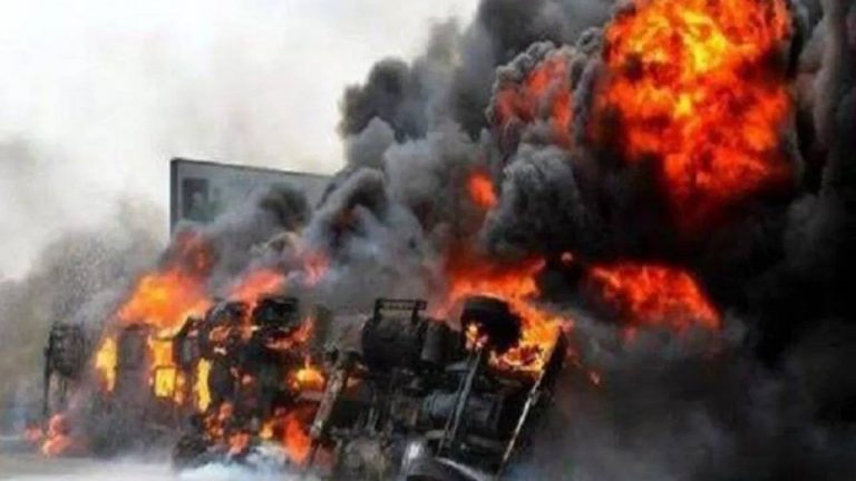 Nigeria Petrol Tanker Explosion:  నైజీరియాలో ఘోర ప్రమాదం.. పెట్రోల్ ట్యాంకర్‌ పేలుడు.. 70 మంది మృతి